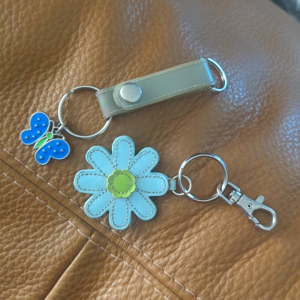 Daisy and butterfly keychain organizer details, leather & enamel GUC